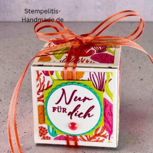 Handdekorierte Geschenkschachtel 5 cm mit maritimen Motiven, Geschenkbox mit Schleife in Grün, Detailansicht Geschenkschachtel Etikett „Nur für dich“, Geschenkschachtel mit bunter Meeresdekoration, Geschenkverpackung, Handgemachte maritime Schachtel mit Schleife